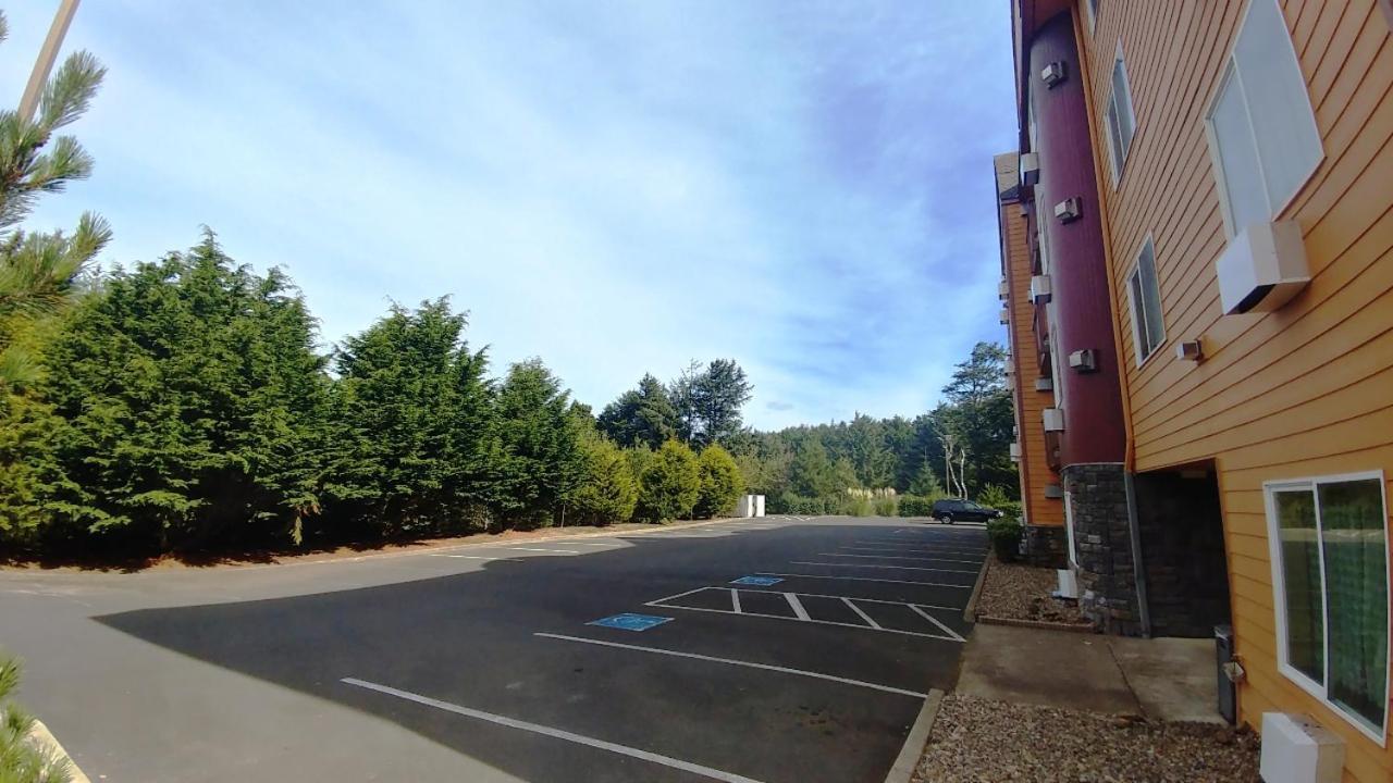 Palace Inn & Suites Lincoln City Exterior photo